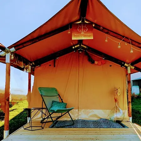 Yourte ,volcans,randonnees,lacs,quietude