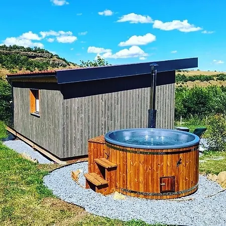 Yourte ,volcans,randonnees,lacs,quietude 豪华帐篷 Grandeyrolles