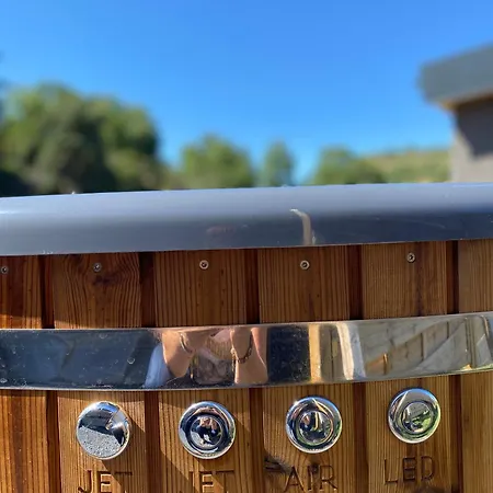 Yourte ,volcans,randonnees,lacs,quietude 豪华帐篷 Grandeyrolles