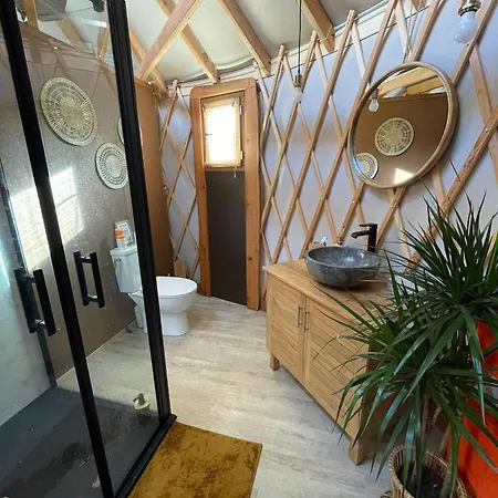 豪华帐篷 Yourte ,volcans,randonnees,lacs,quietude Grandeyrolles