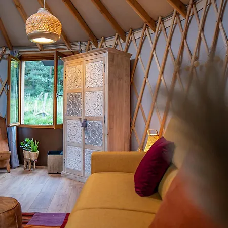 Yourte ,volcans,randonnees,lacs,quietude *