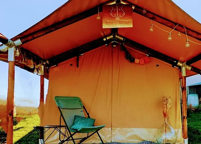 Yourte ,volcans,randonnees,lacs,quietude