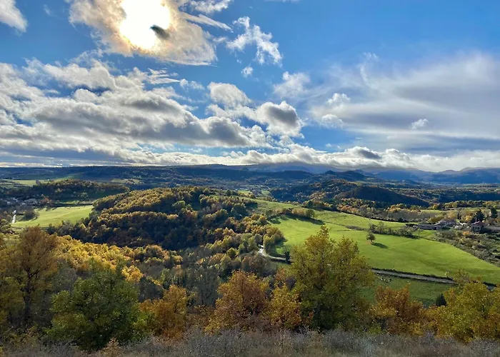 Yourte ,volcans,randonnees,lacs,quietude Роскошный шатер *