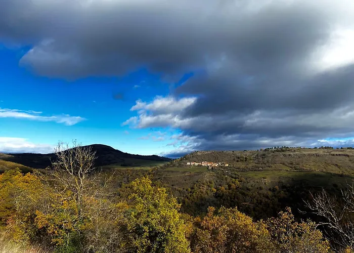 Yourte ,volcans,randonnees,lacs,quietude Grandeyrolles