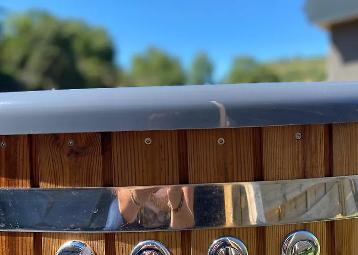 Yourte ,volcans,randonnees,lacs,quietude Роскошный шатер Grandeyrolles