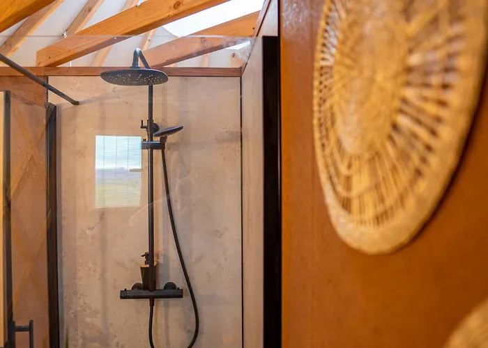 Yourte ,volcans,randonnees,lacs,quietude Роскошный шатер *